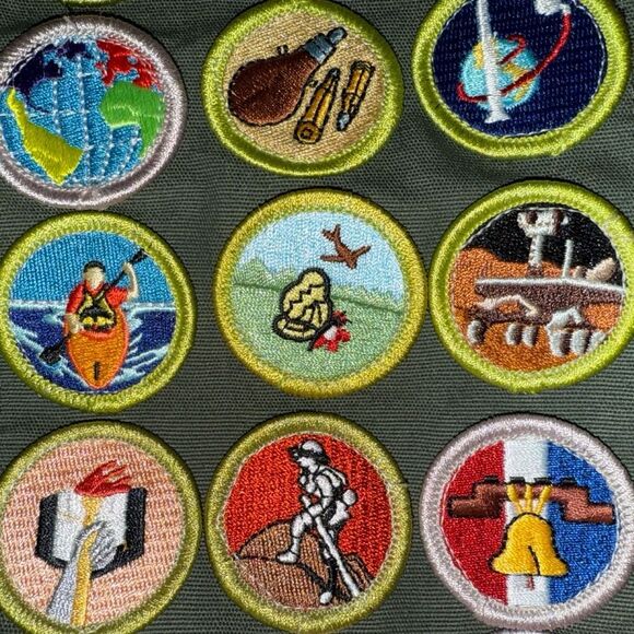 Boy Scout Merit Badge Sash with 33 Rolled Edge Merit Emblems Badges B13 - Picture 3 of 8